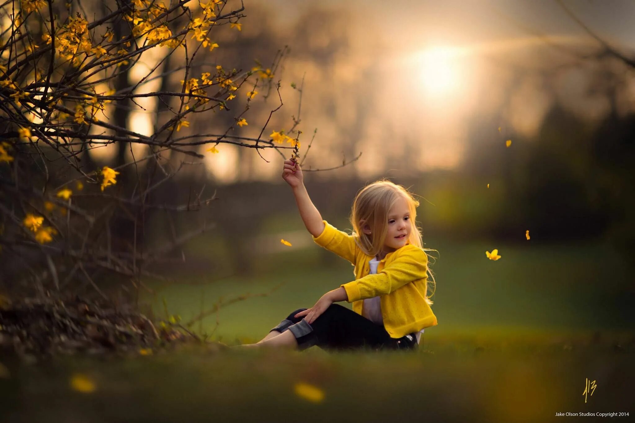 Kid moment. Счастливый ребенок. Дети и природа. Счастливая девочка. Счастье дети Весна.
