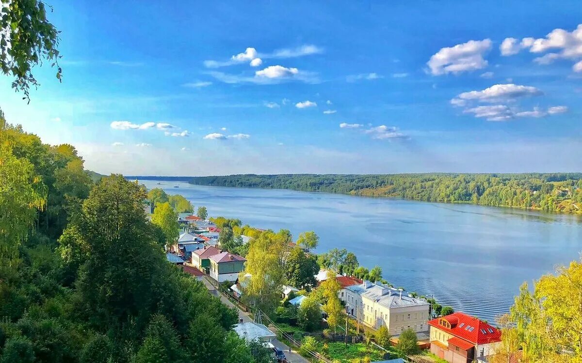 Город плесе на берегу волги. Плес на Волге Ивановская область. Река Волга Плес. Городок Плес на Волге. Плесс Волга Ивановская область.