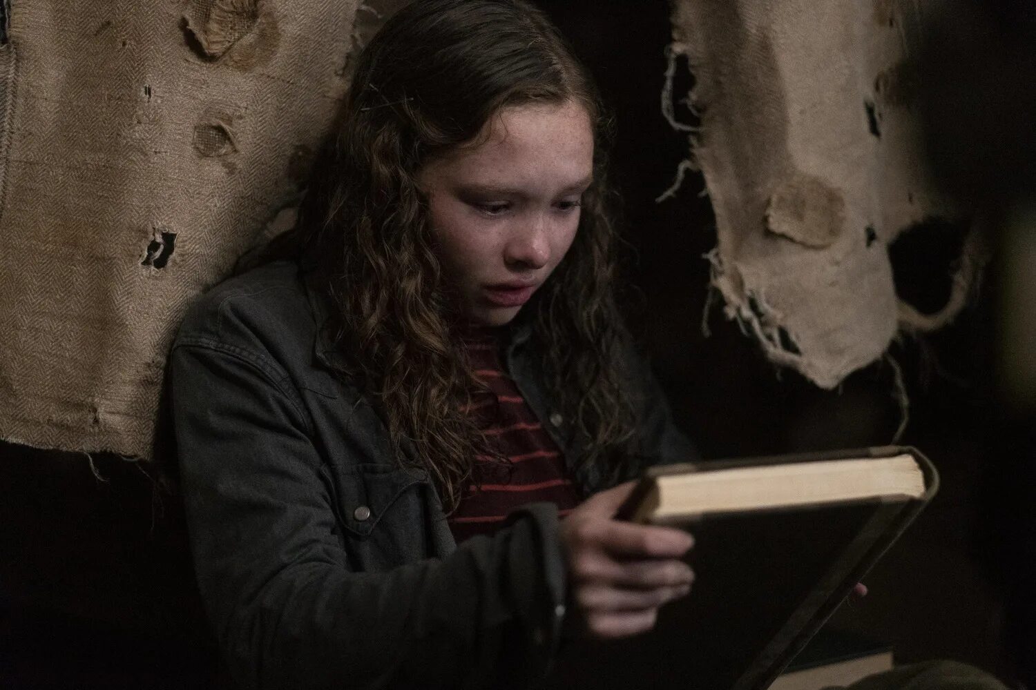 Девочка рассказывает историю. Страшные истории рассказывает девушка. Страшные истории для рассказа в темноте фильм 2019. Истории для рассказов в темноте. Истории для рассказа в темноте фильм 2019.