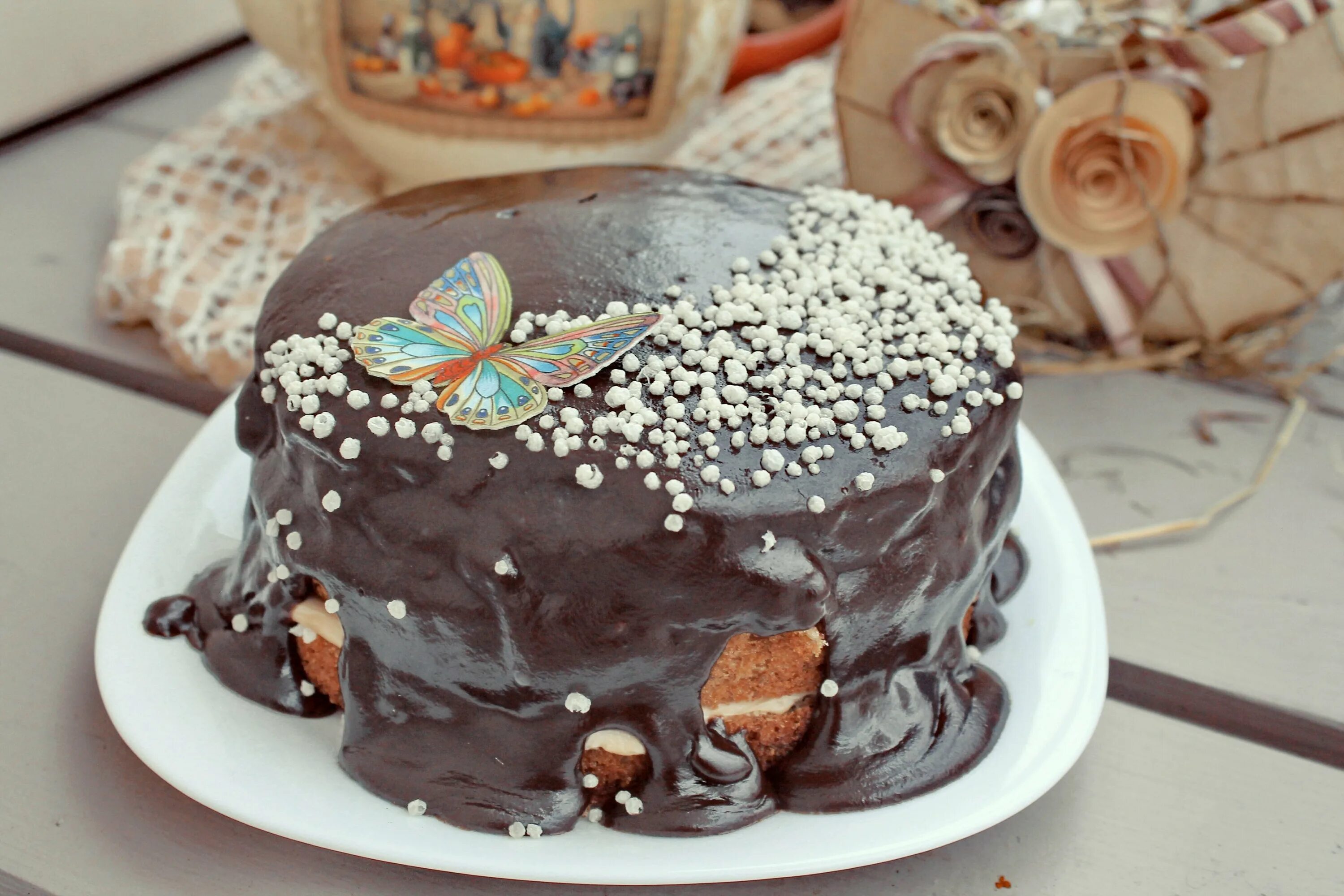 Шок глазурь. Торт с шоколадным декором. Украшение торта глазурью. Украшение шоколадной глазурью. Украшение торта кондитерской посыпкой.