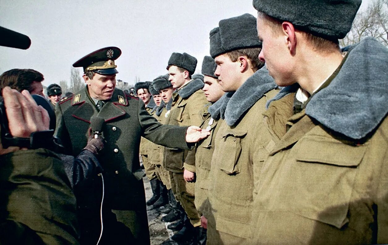 Плохие офицеры. Генерал Лев Яковлевич Рохлин. Генерал Рохлин в Чечне. Генерал Рохлин фото. Генерал Лев Рохлин в Чечне.