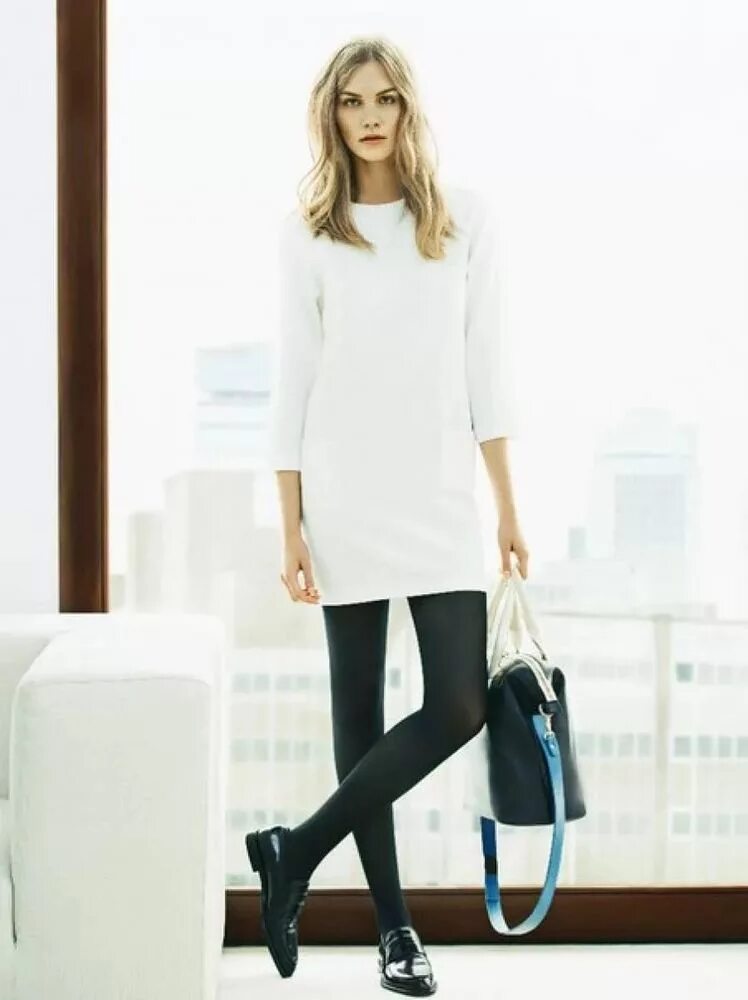 бое платье с черными колготками. какого цвета колготки с белым платьем. бежевое платье с черными колготками. туфли под белое атласное платье. молочное платье с черными колготками.