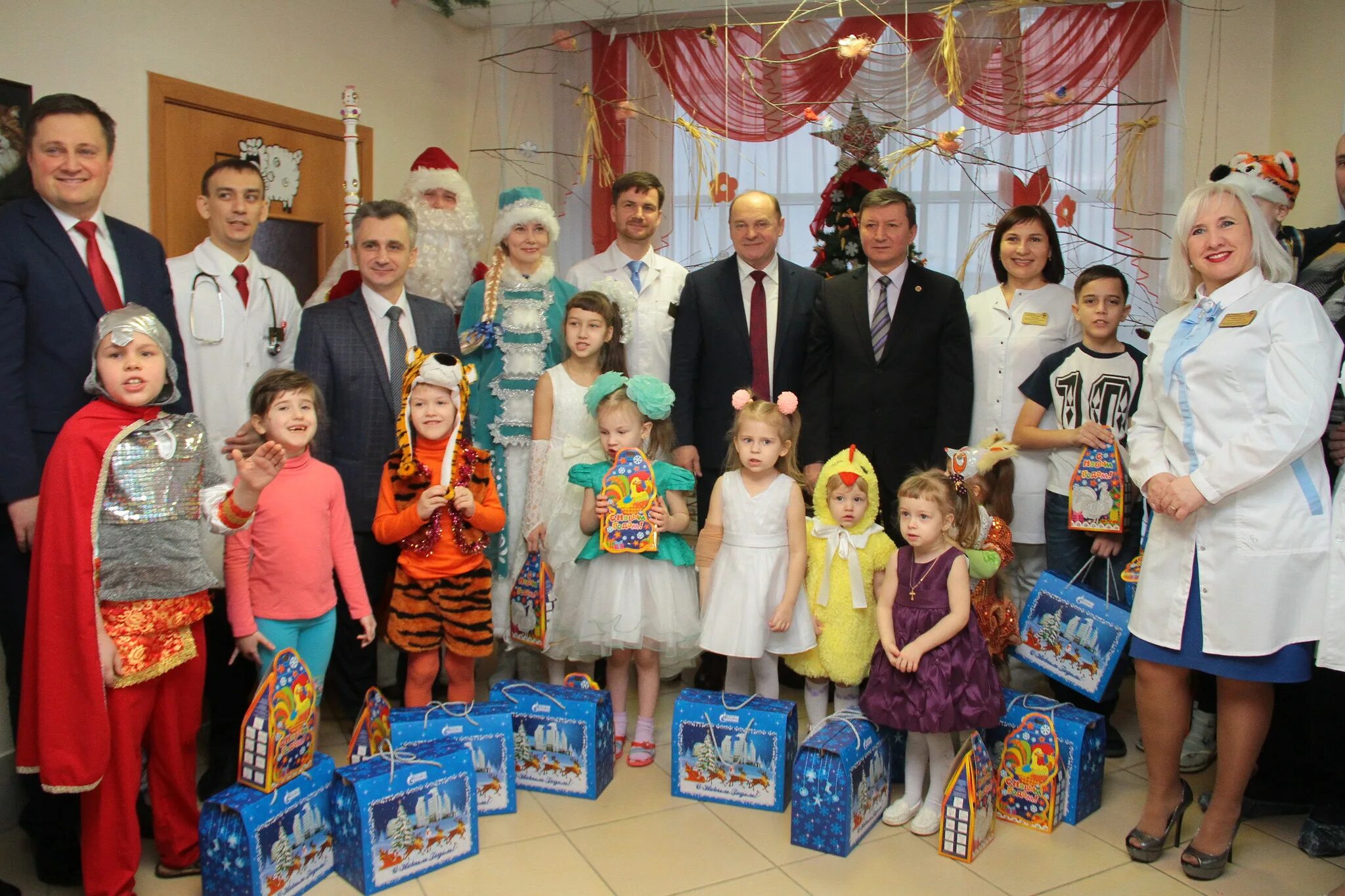 Сайт югорской больницы. Городская больница Югорск. Новогодние подарки от Газпрома 2021. Новогодний подарок от Газпрома детям.