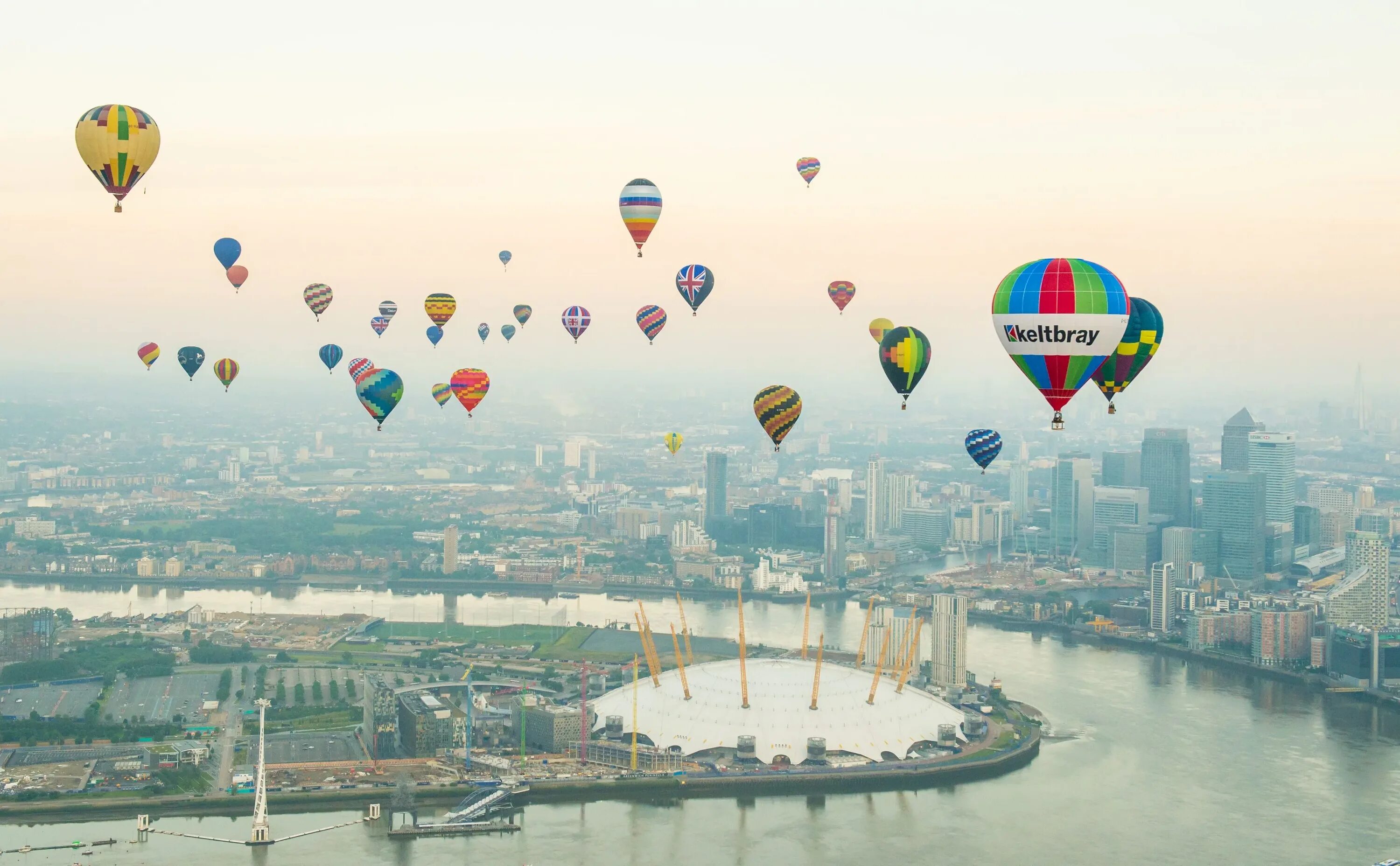 Floating over. Воздушный шар над городом. Воздушный шар над Уфой. Воздушные шары над городом. Воздушный шар над Лондоном.