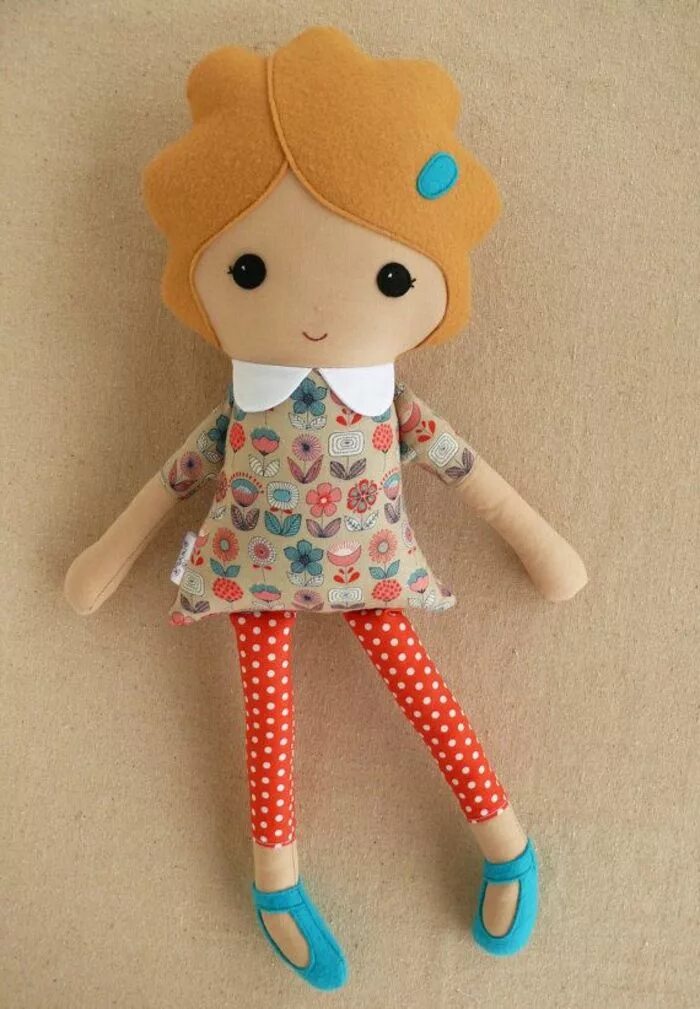 Куколка из ткани. Маленькие шитые куклы. игрушка кукла сшить. сшить куколку из ткани. мягкая кукла сшитая из фетра.