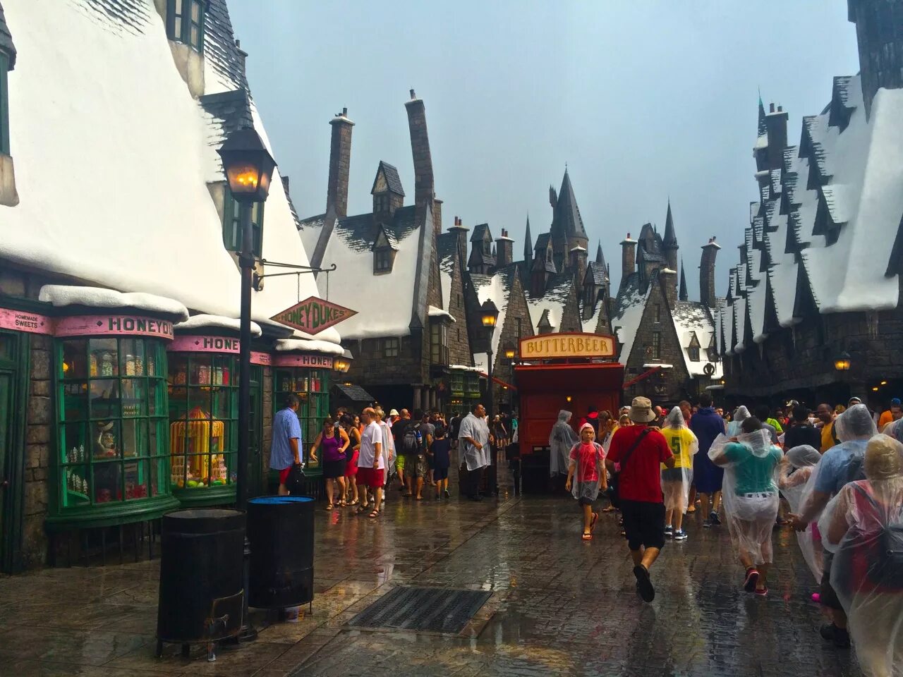 Harry potter визит в деревню хогсмид. Деревня хогсмид гарри поттер. парк гарри поттера в орландо хогсмид. wizarding world of harry potter хогсмид. парк гарри поттера сладкое королевство орландо.