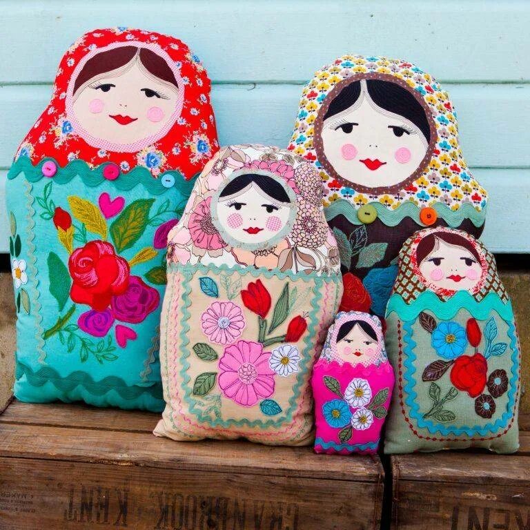 Ткань принт матрешки. Матрешка кукла текстильная. Матрешка из ткани. Матрёшка текстильная стильная. Аппликация матрешка.