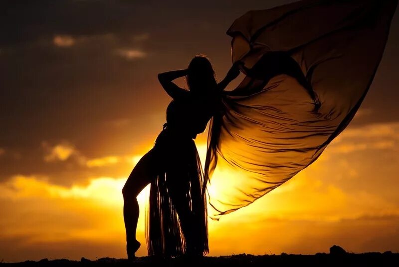 девушка танцующая в пустыне. танец в пустыне. девушка танцующая в пустыне. фотосъемка в пустыне. пустыня танец девушка.