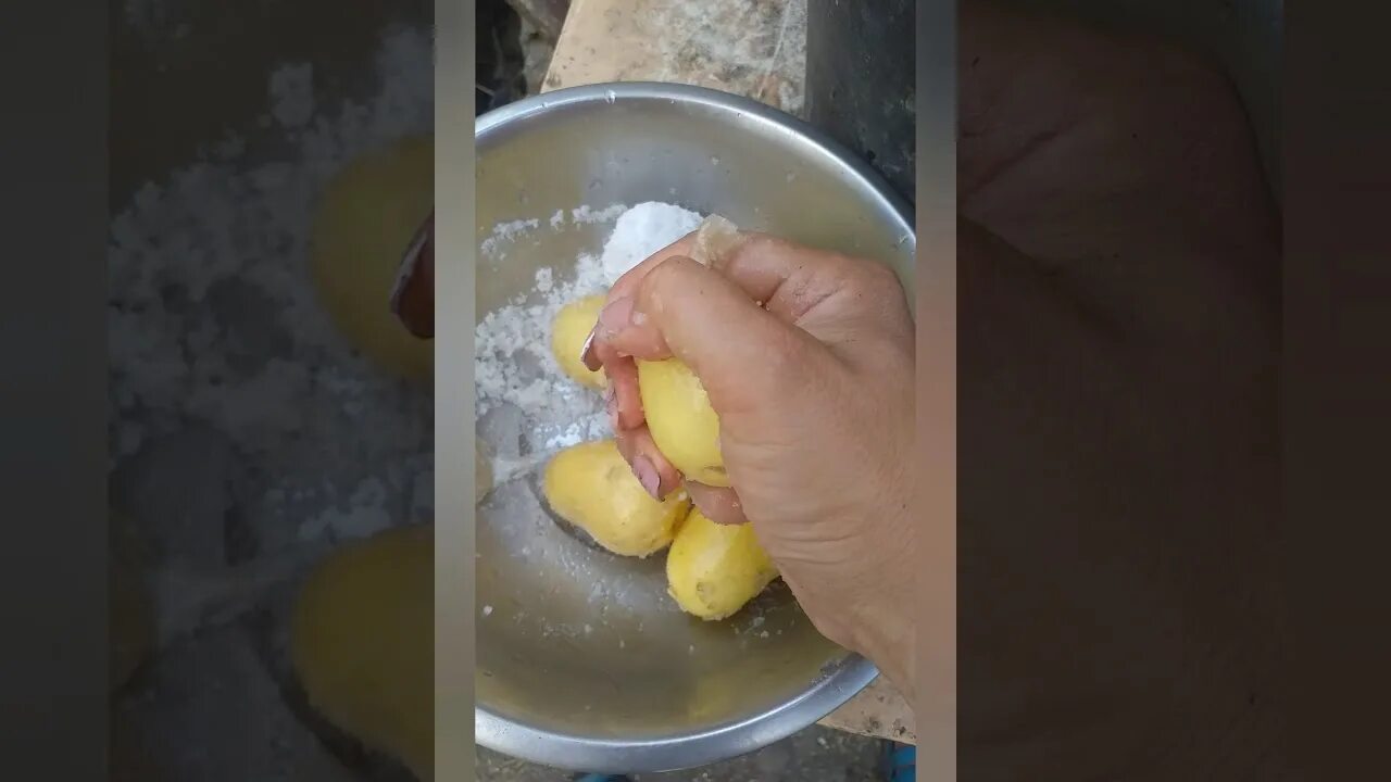 Как быстро почистить молодую картошку без ножа