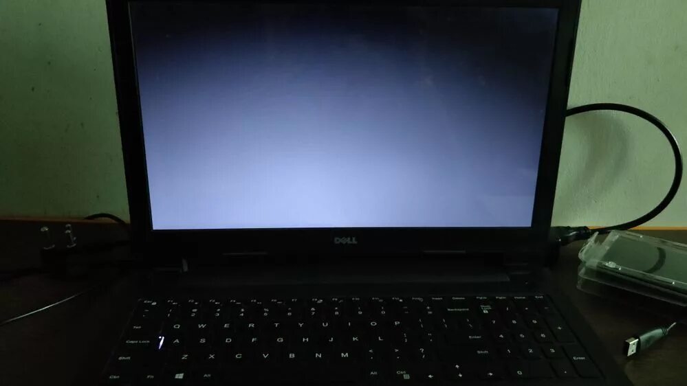 Ноут не включается экран. Ноутбук Асер чёрный экран. Черный ноутбук Делл Windows. Темный экран на ноутбуке. Чёрный экран при включении ноутбука.