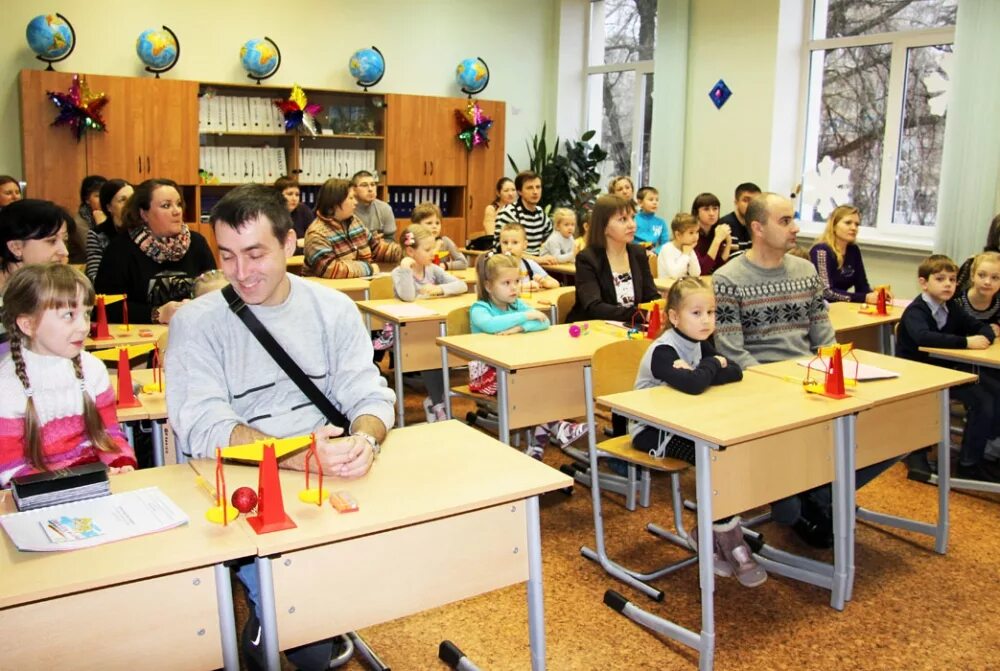 Участвует в мероприятии в школе. Мероприятия в начальной школе. Мастер класс в школе. Мероприятия с родителями в начальной школе. Родители в школе.