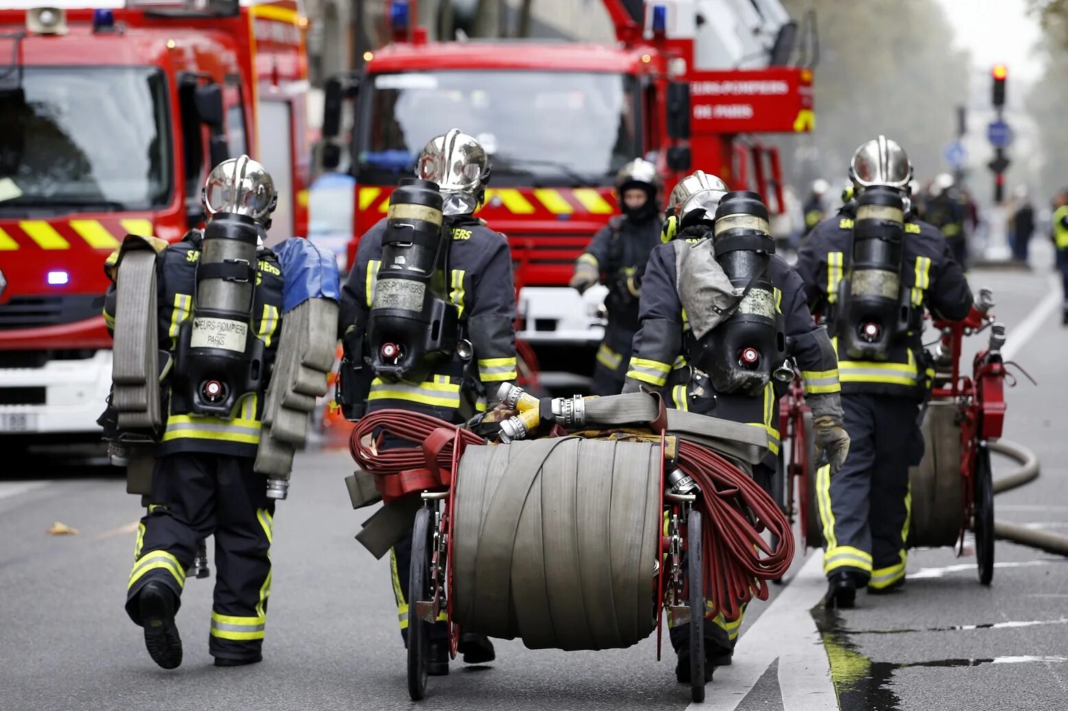 Развлечения пожарных. Пожарные Франции. Пожарники во Франции. Форма пожарных Франции. Бал пожарных во Франции.