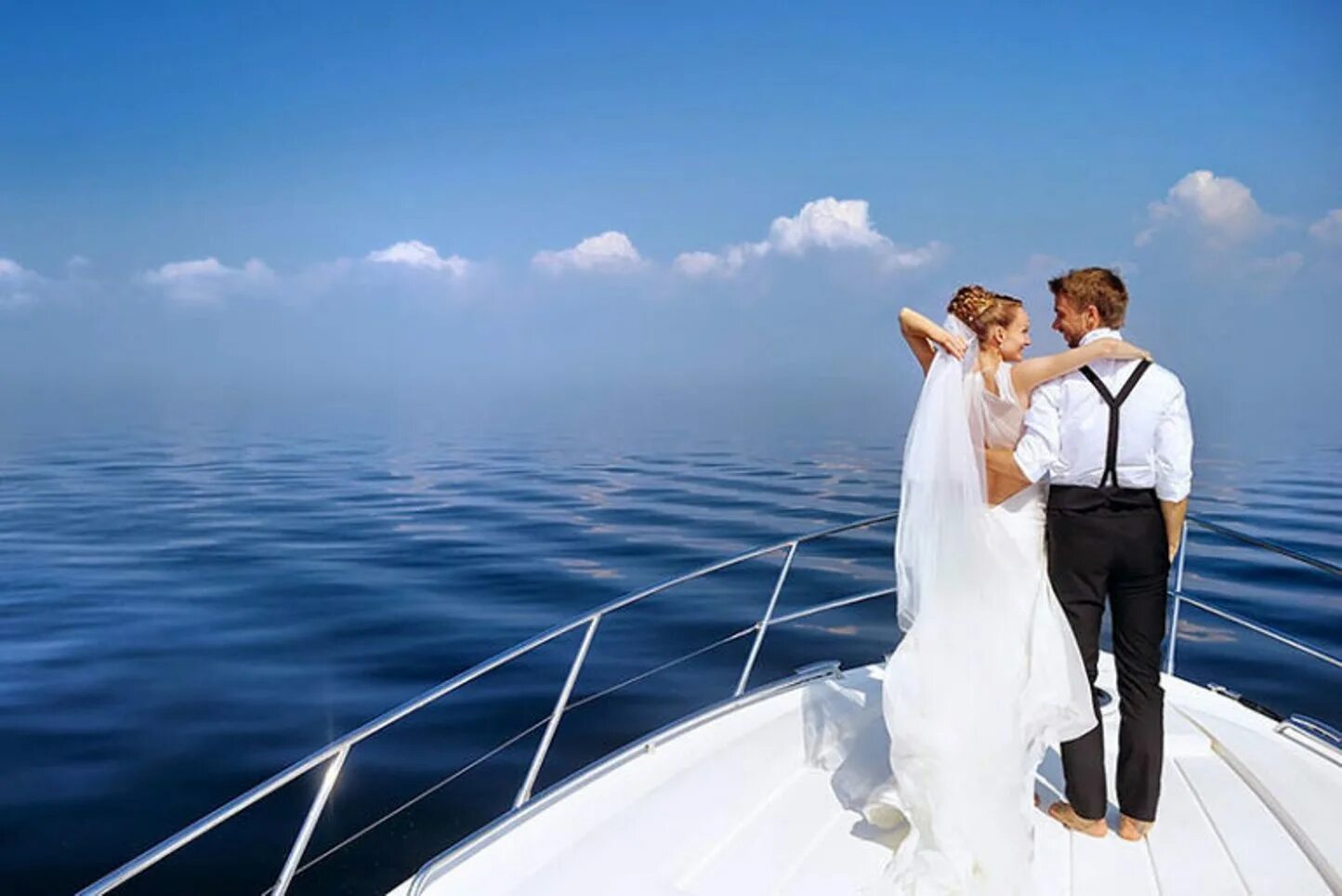 Двое белых. Свадьба на корабле. Свадебная фотосессия на корабле. Свадьба на катере. Свадьба на паруснике.
