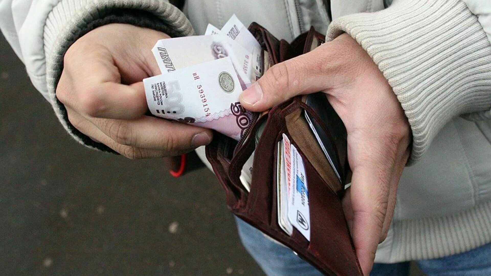 Бюджетникам задерживают зарплату