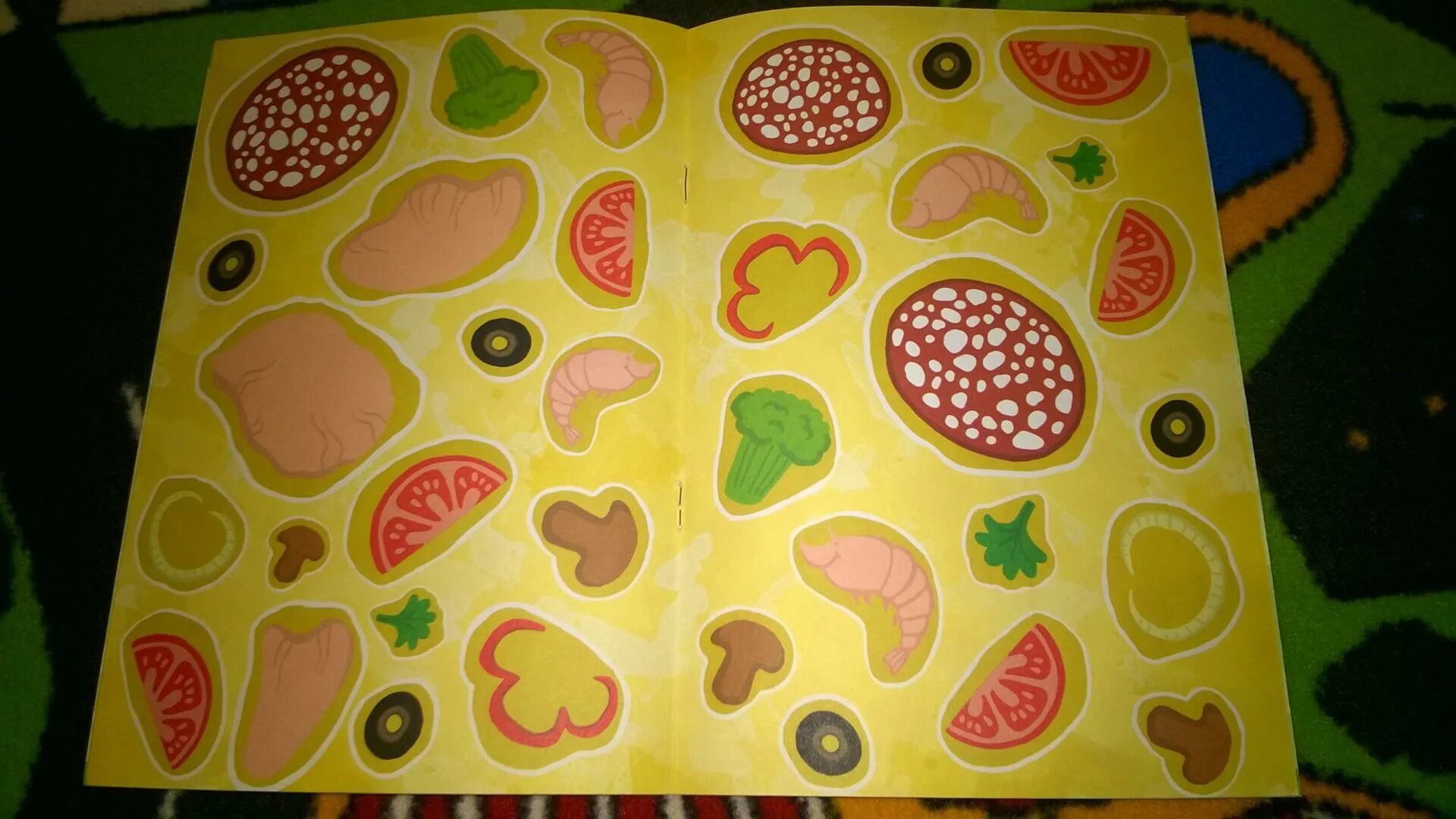 Вырезалка кексик. Кухня для бумажной куклы. Украшения для тортика для вырезания. Маленькие наклейки. Вырезалки еды.