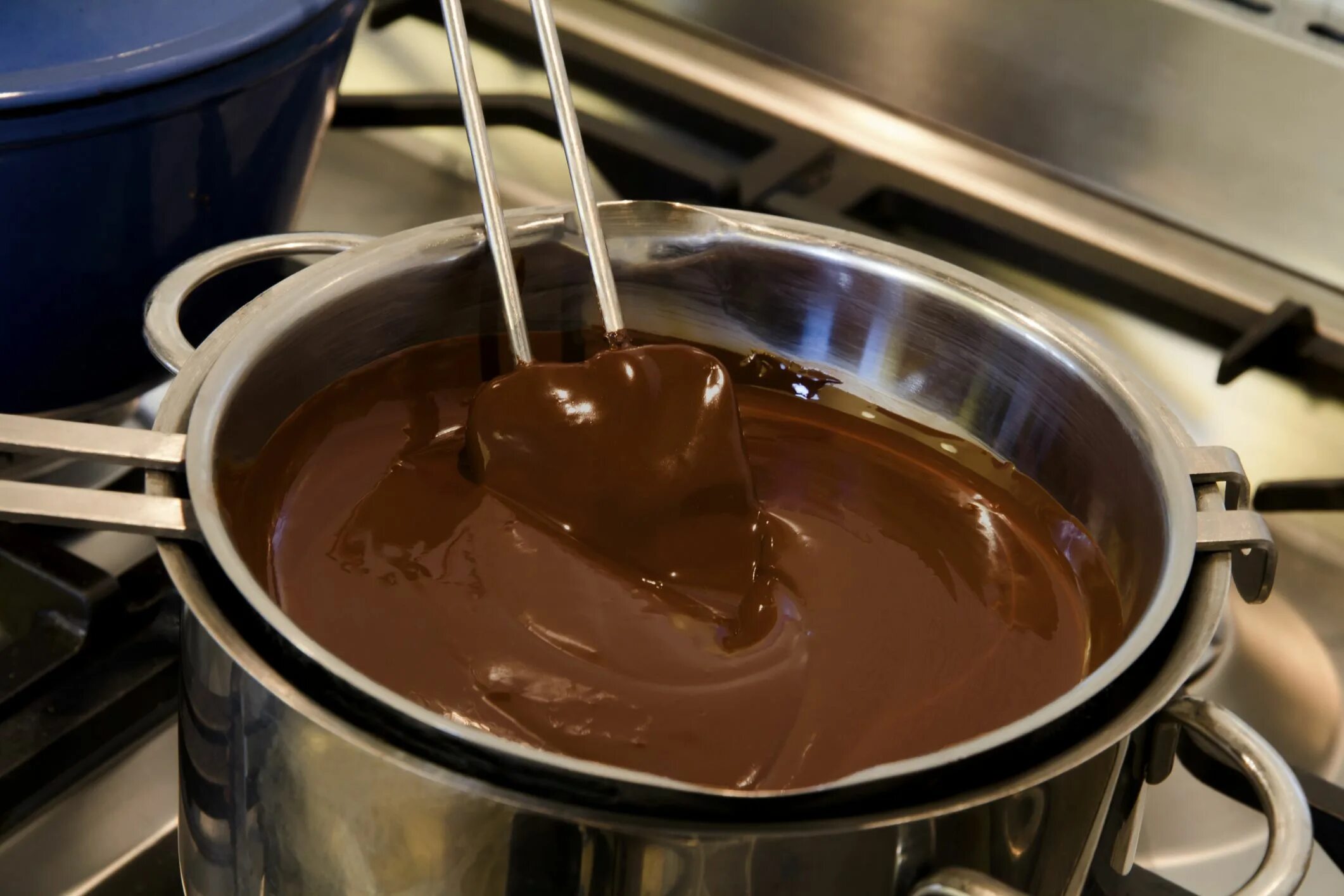 Шоколад для плавки. Растопленный шоколад. Молочный шоколад растопленный. Растопить шоколад на водяной бане. Шоколад и растопленным шоколад.