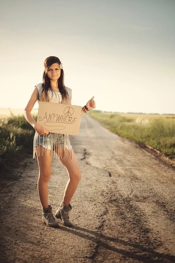 Lv текст автостопом. Путешествовать автостопом. Lv текст автостопом. Девушка путешествует автостопом. Постер кишлак музыкант.