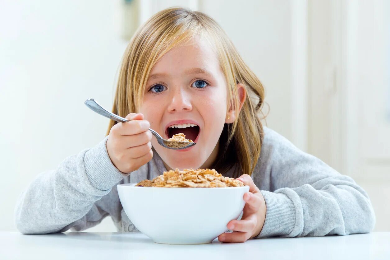 Покажи где едят. Девочка завтракает. Ребенок завтракает. Девочка ест кашу. Завтрак для детей.