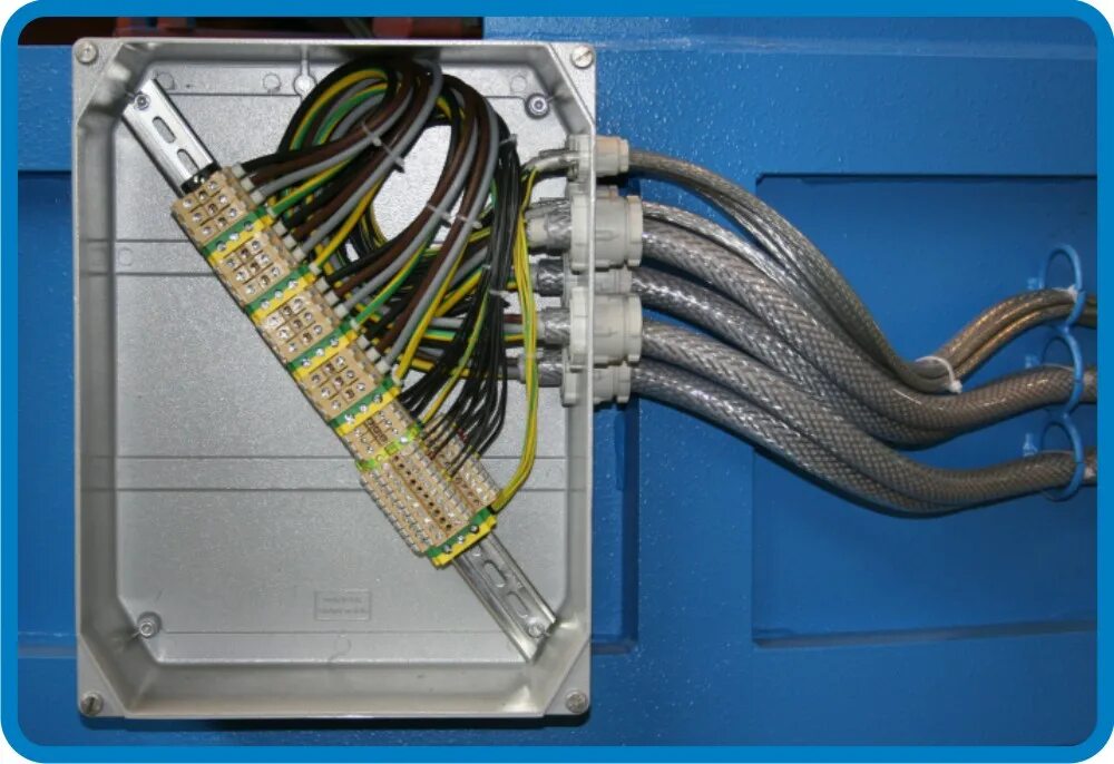 Распределительная коробка wago rs-385. Монтажная коробка с клемниками ваго. Клеммники ваго в распаечной коробке. Монтаж соединителей. Шина медная обмоточная 10мм2.