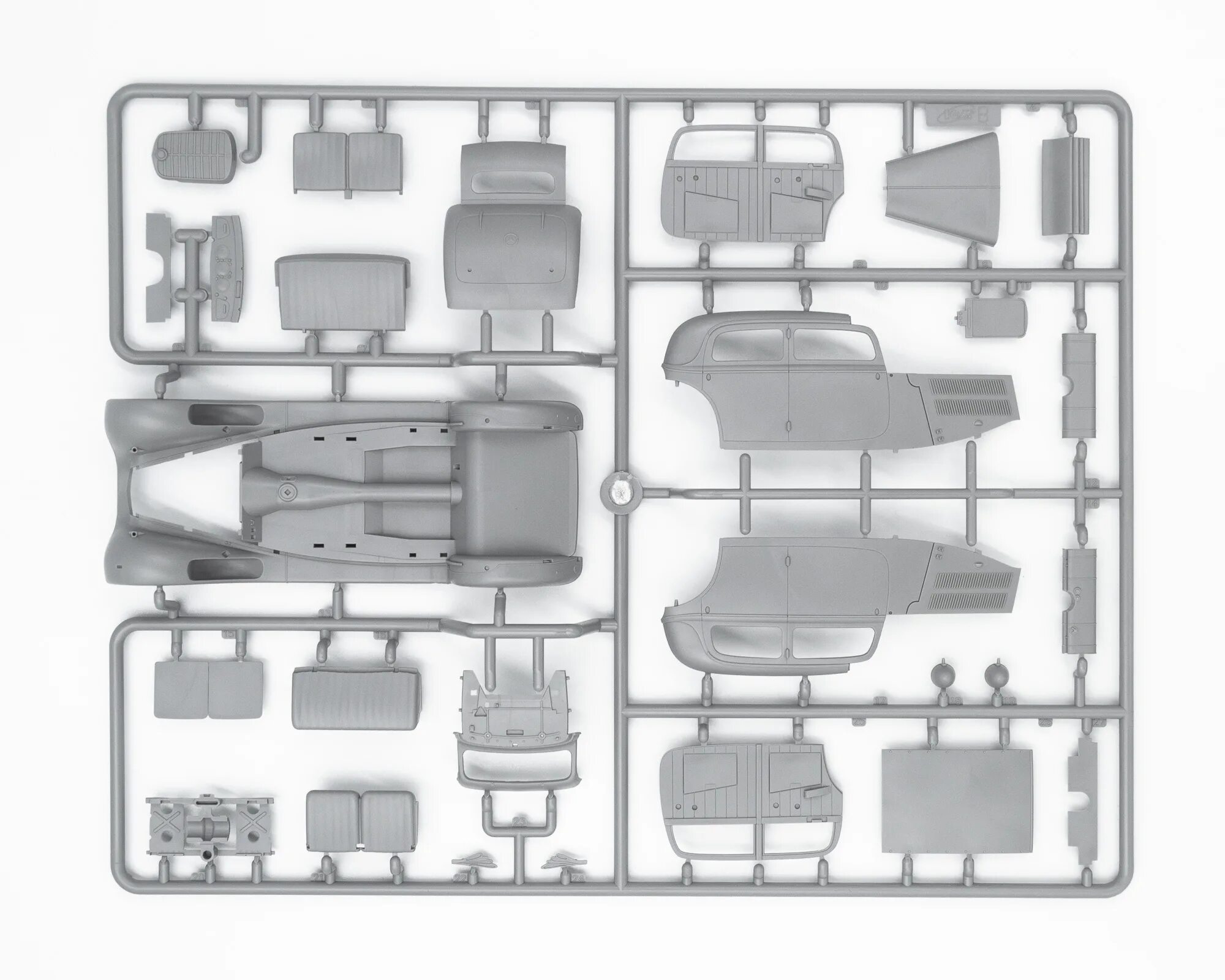 Тип 320. Icm сборная модель тип 320 (w142). тип 320 (w142) седан с германским штабным персонал 1:35 35539. icm 35537 mercedes 320 w142 седан 1/35. icm 35539 тип 320 (w142) седан с германским штабным персоналом.