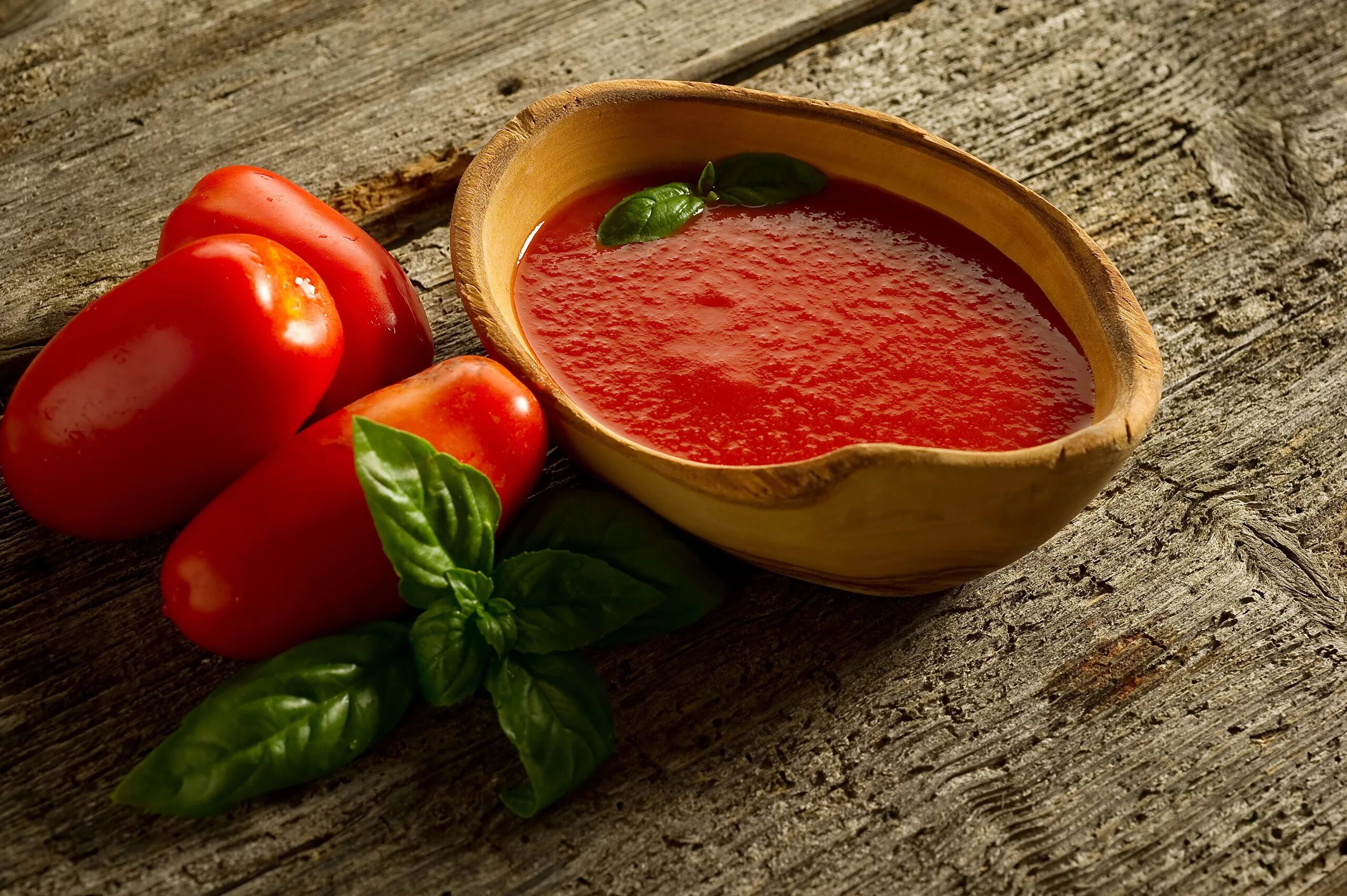 Блюда сока. Яркие фрукты. Помидорный соус. Фруктовый сок. Свежевыжатый сок.