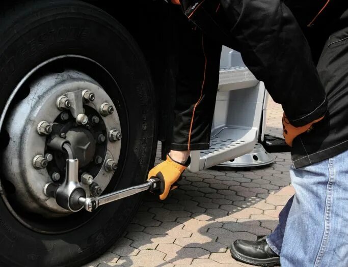 Ударный инструмент для откручивания болтов и гаек. Откручивание гаек колес. Снятие секреток с колес. Приспособление для откручивания колёсных гаек на газ 53. Приспособление для откручивания колесных гаек на газели 3302.