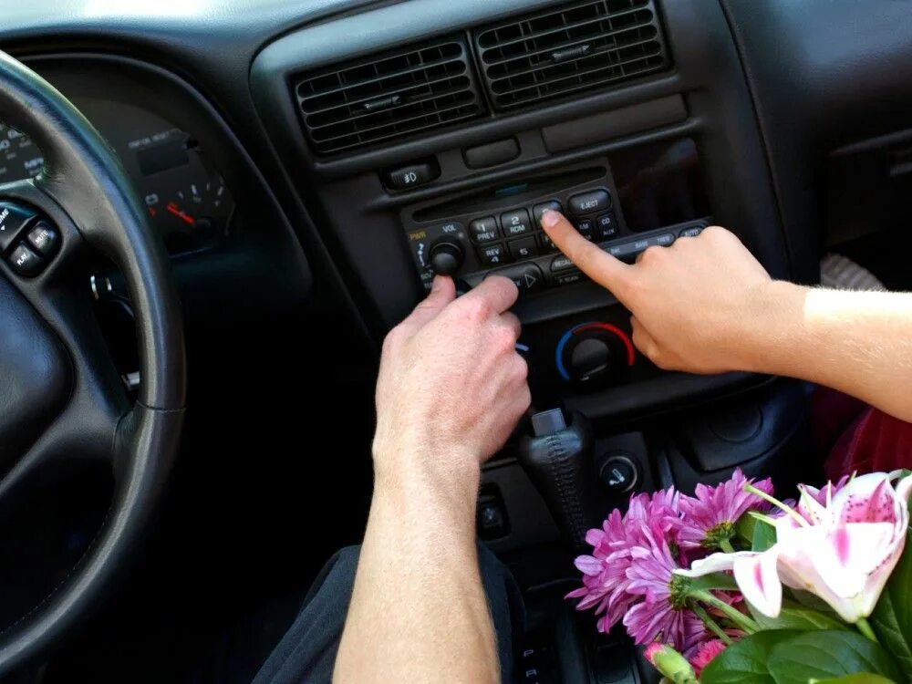 Радио в машине. Пропало радио в машине. Машинное радио. Push turn на авто. Пропало радио в машине.