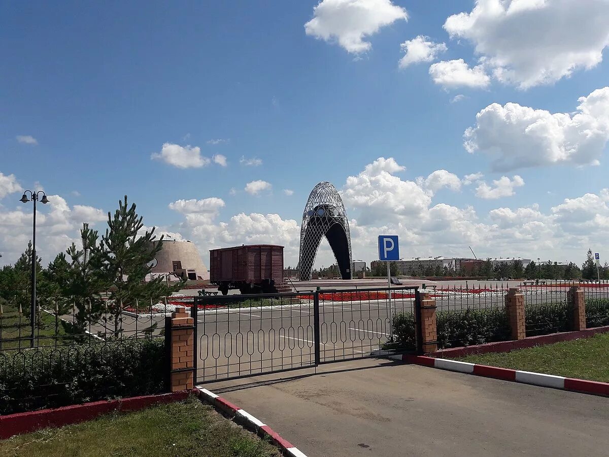 Акмолинский лагерь изменников родины. Акмолинский лагерь алжир. лагерь алжир в акмолинске мемориал. лагерь алжир в казахстане. алжир акмолинский лагерь жен изменников родины.