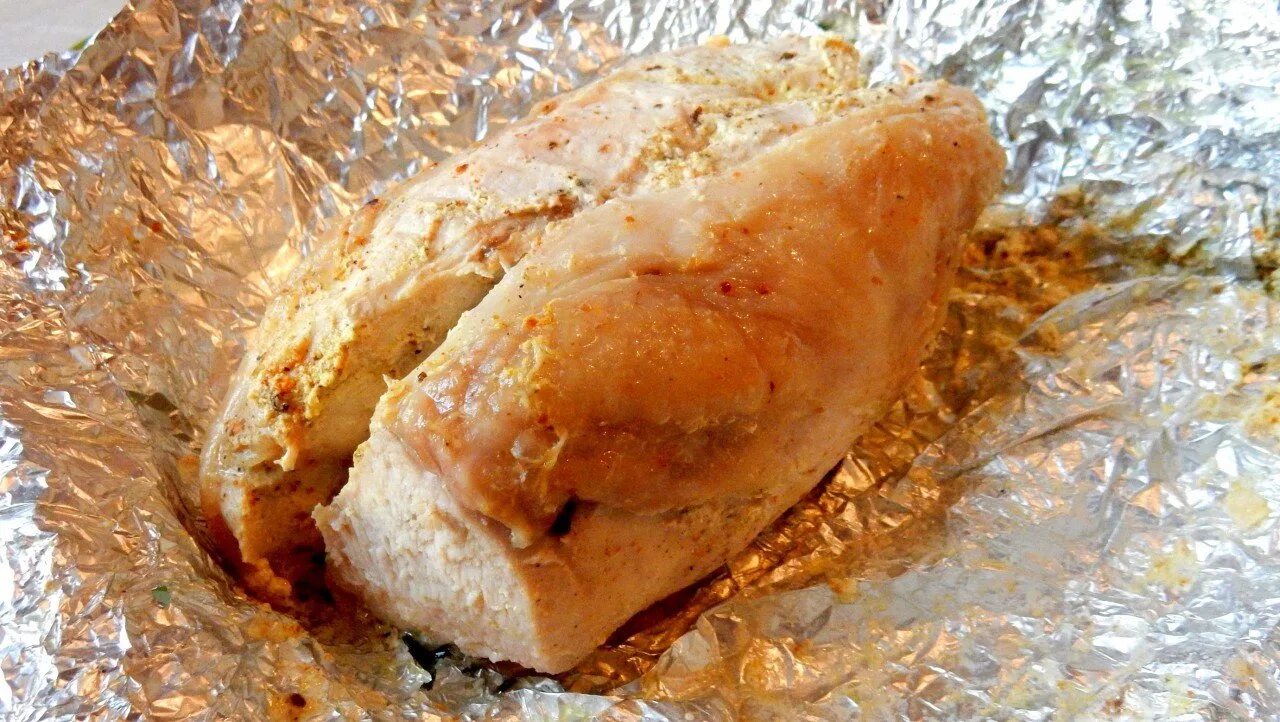 Сколько запекать куриное филе. Куриная грудка в фольге. запечённая грудка в духовке в фольге. куриное филе в фольге. куриная грудка запеченная в фольге.