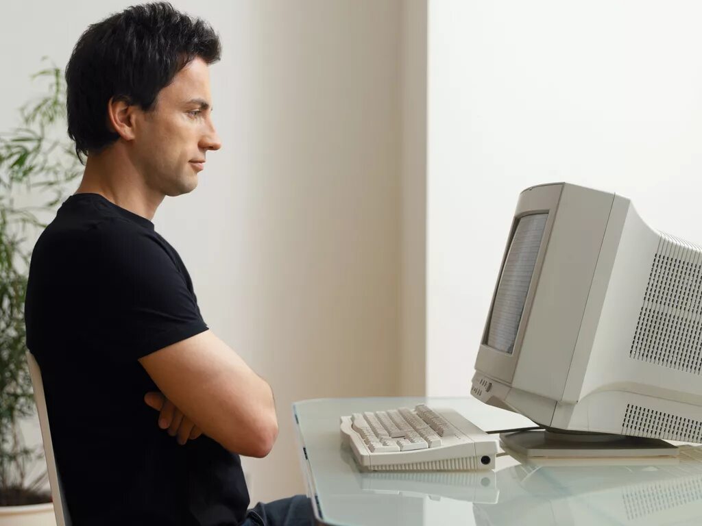 Перед экраном компьютера. Компьютер и человек. Человек за компьютером. Человек перед экраном. Человек за ПК.