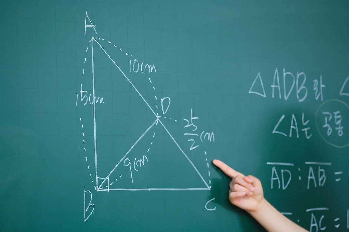 Math course ru. Решение на доске. Геометрические фигуры на доске. Картинки по геометрии. Геометрия Школьная.