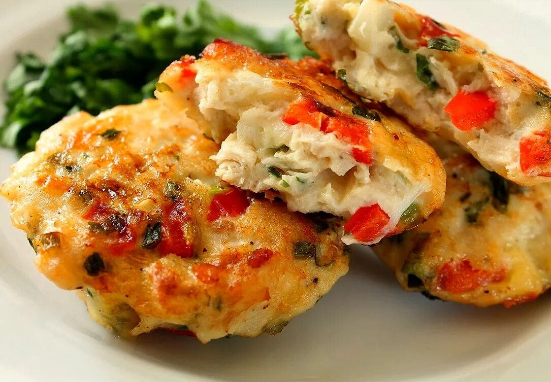 Куриные котлеты из грудки с помидорами. Куриные котлеты с помидорами. рубленные котлеты с сыром. рубленые куриные котлетки из филе с помидорами и сыром. рубленные котлеты из курицы с сыром.