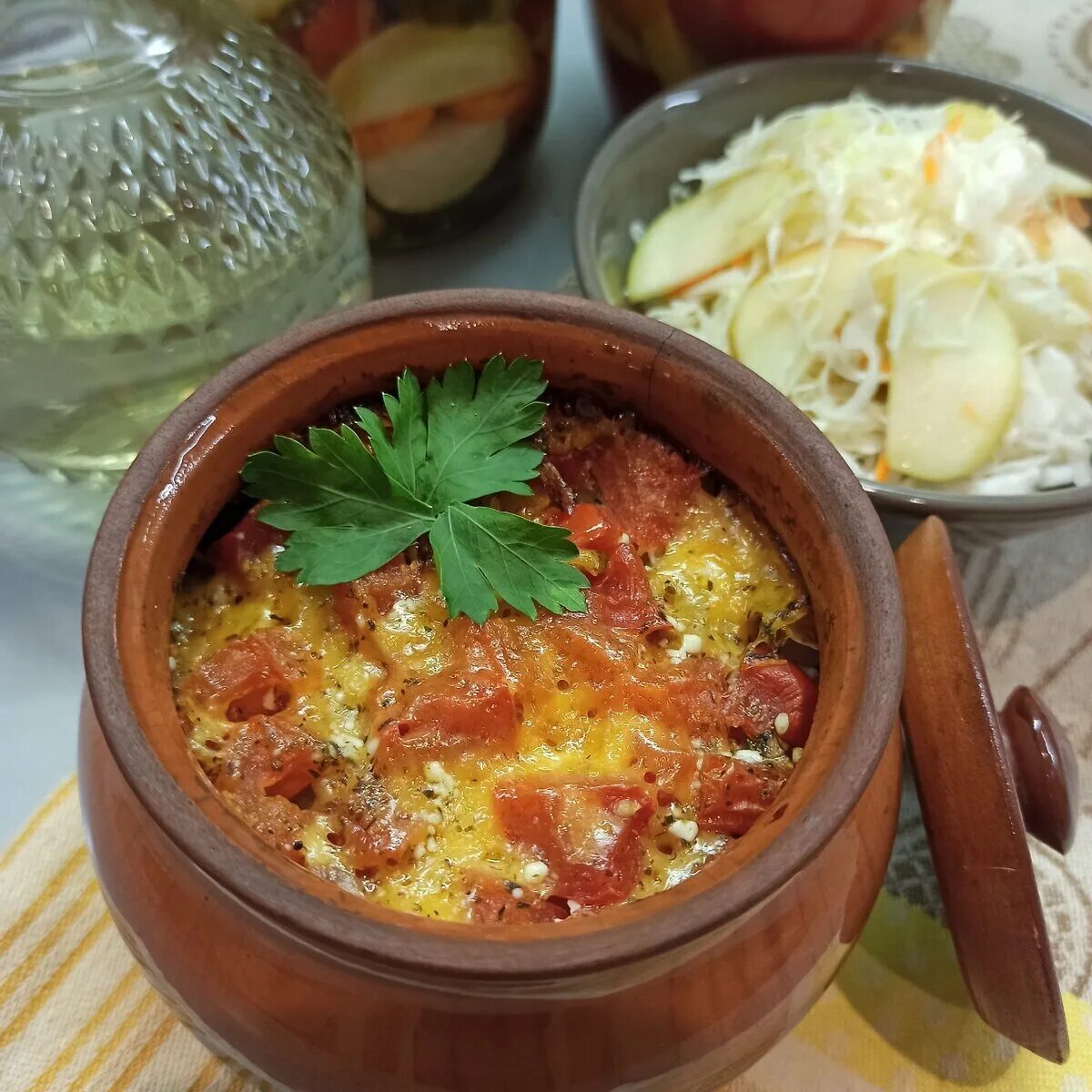 мясо с овощами в горшочках. жаркое в горшочках. жаркое из индейки в горшочках в духовке. как готовить жаркое в горшочках. мясо в горшочках.