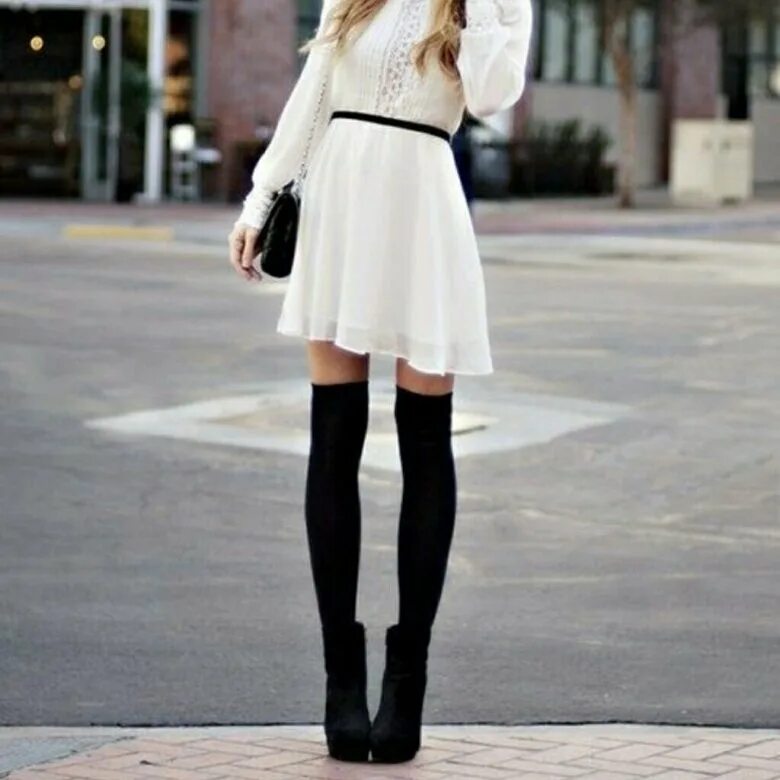 Белое платье с ботинками. Белое платье с черными сапогами. Белое платье с черными ботфортами. Белое платье с ботфортами. Белое платье с черными ботинками.