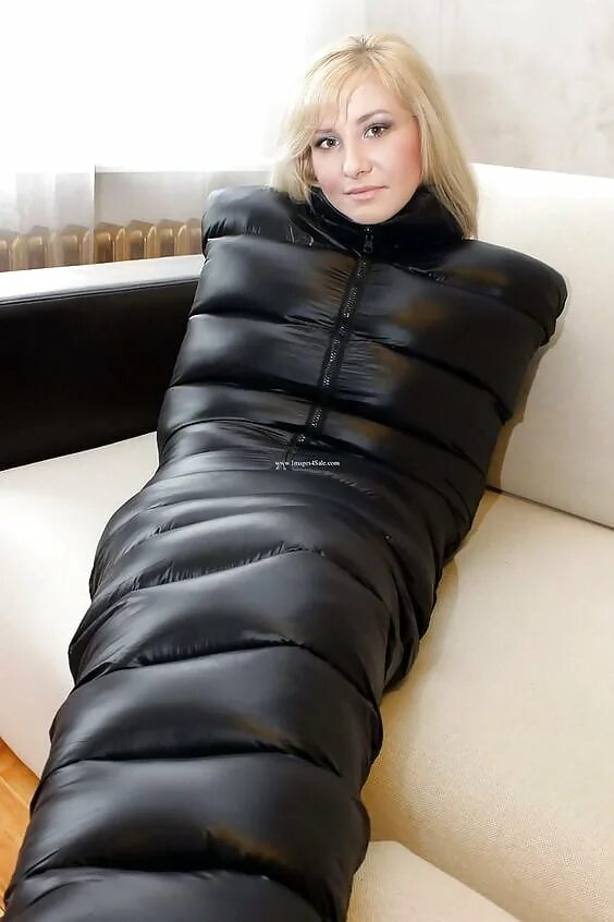 бондаж в спальном мешке. Downgirlz комбинезон down coat mummification. девушку связали в мешке. бондаж в одеяле. бондаж в спальном мешке.