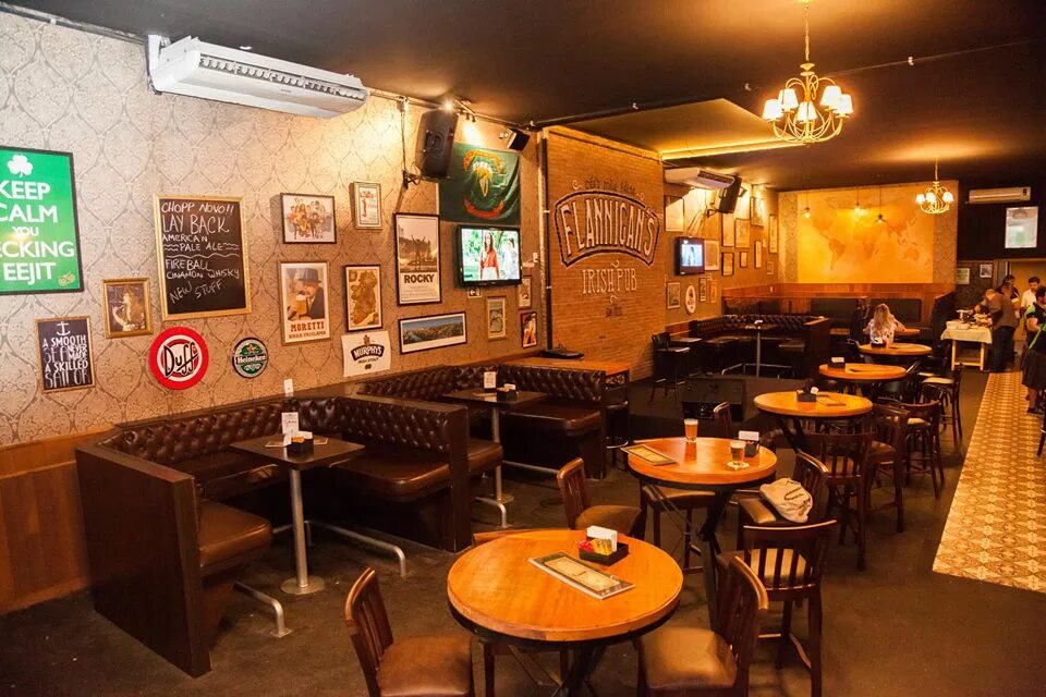 Ро паб. Life pub на бауманской. Бар hooters в москве. Life паб на бауманской. Пивной бар ладья столешников.