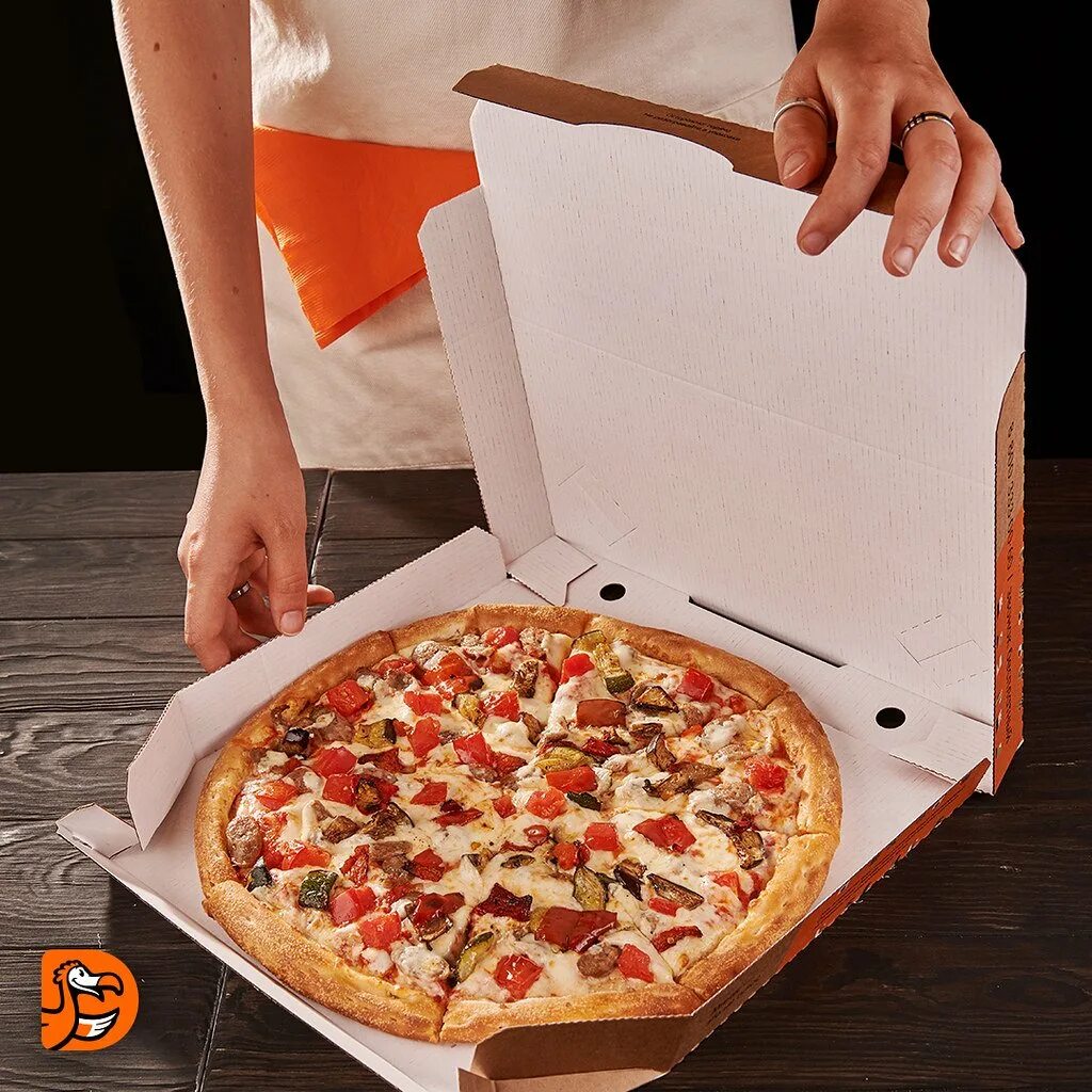 Доставщик пиццы и золотой 65. Пицца в коробке. Пицца в коробочке.