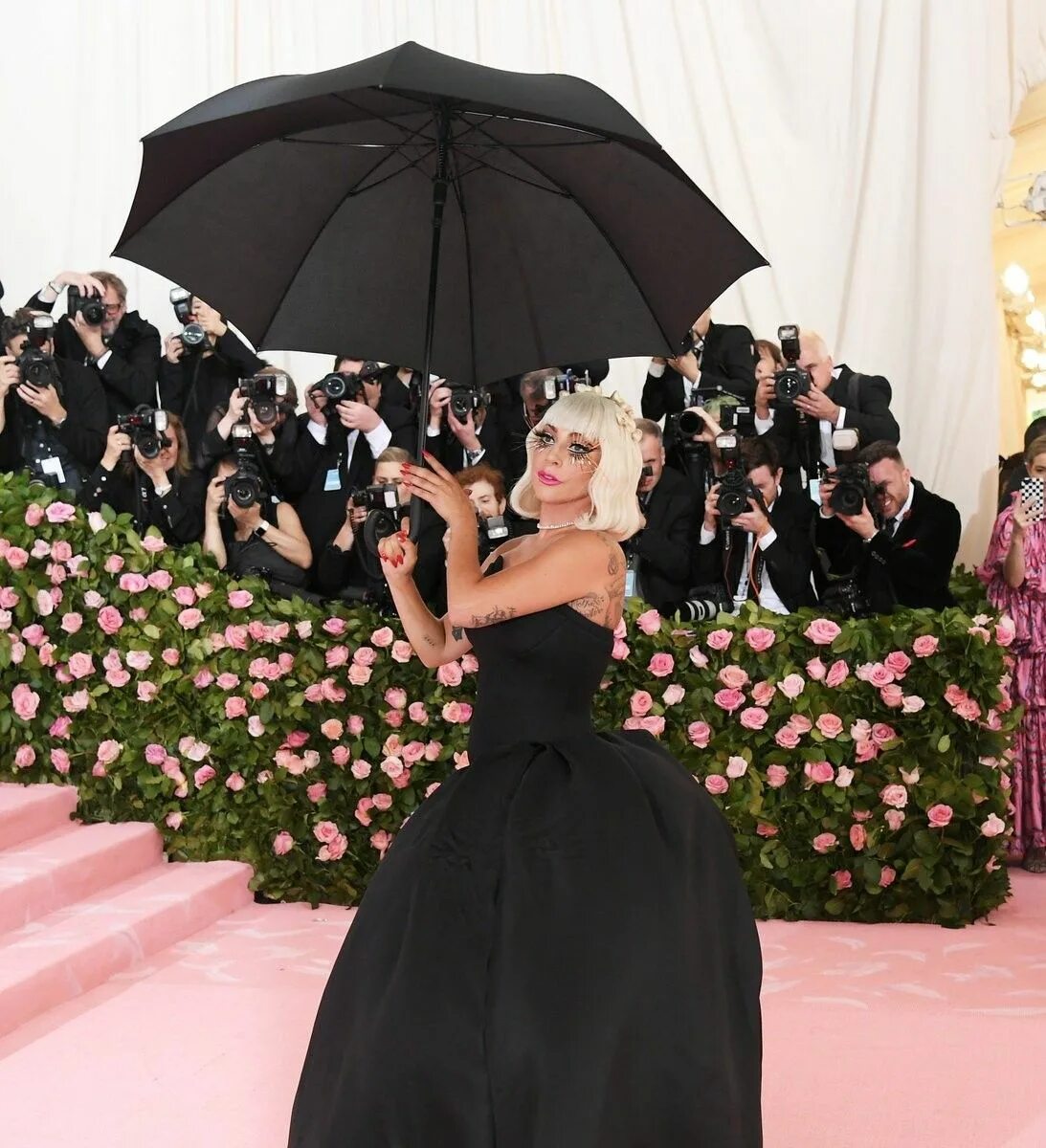 Фото платьев леди гаги. Леди гага met gala. мет гала 2025 гага. met gala 2025 леди гага. lady gaga met gala 2025.