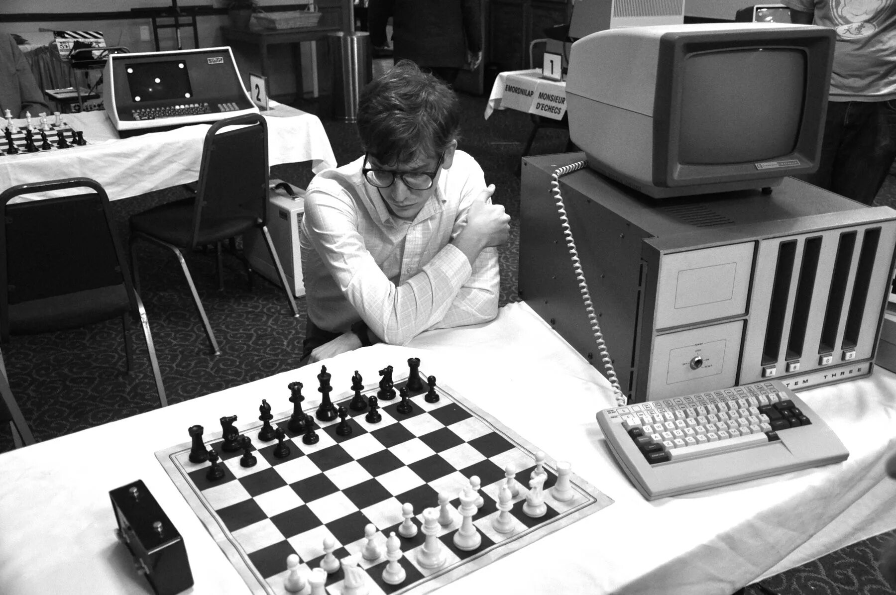 Шахматная программа Каисса 1974. Компьютер шахматный "Chess Genius Pro". Шахматист и компьютер. Компьютеры играющие в шахматы. Советская машина шахматы