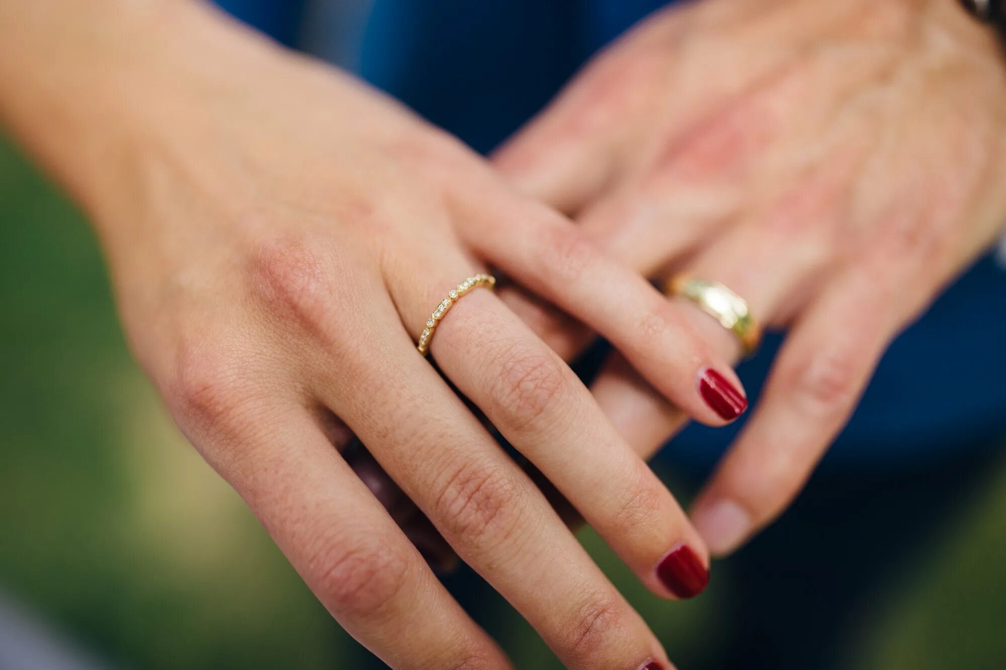 Муж обручальное кольцо. Обручальные кольца на руках. Кольцо на руке. Стильные обручальные кольца на руках. Свадебные кольца парные на руке.