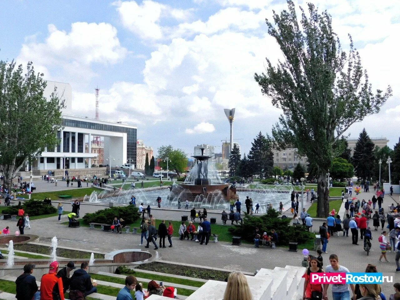 Погода 1 мая ростов на дону. Театральная площадь ростов на дону. Митинг. Погода 1 мая ростов на дону. Парад 9 мая 2022 год в ростове на дону.