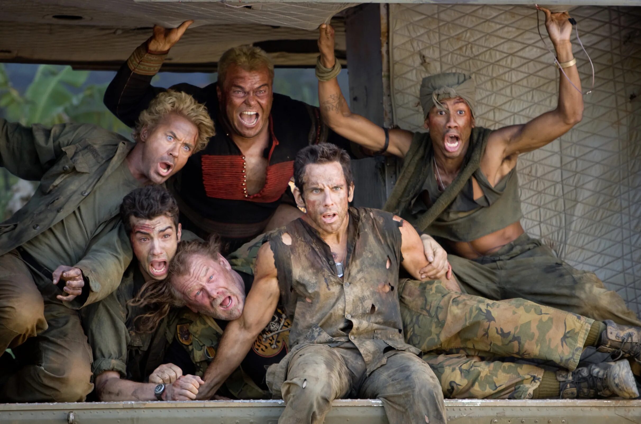 Связанная группа. Солдаты неудачи / Tropic Thunder (2008). Бен Стиллер солдаты неудачи. Солдаты неудачи: дождь безумия фильм 2008. Бен Стиллер солдаты удачи.