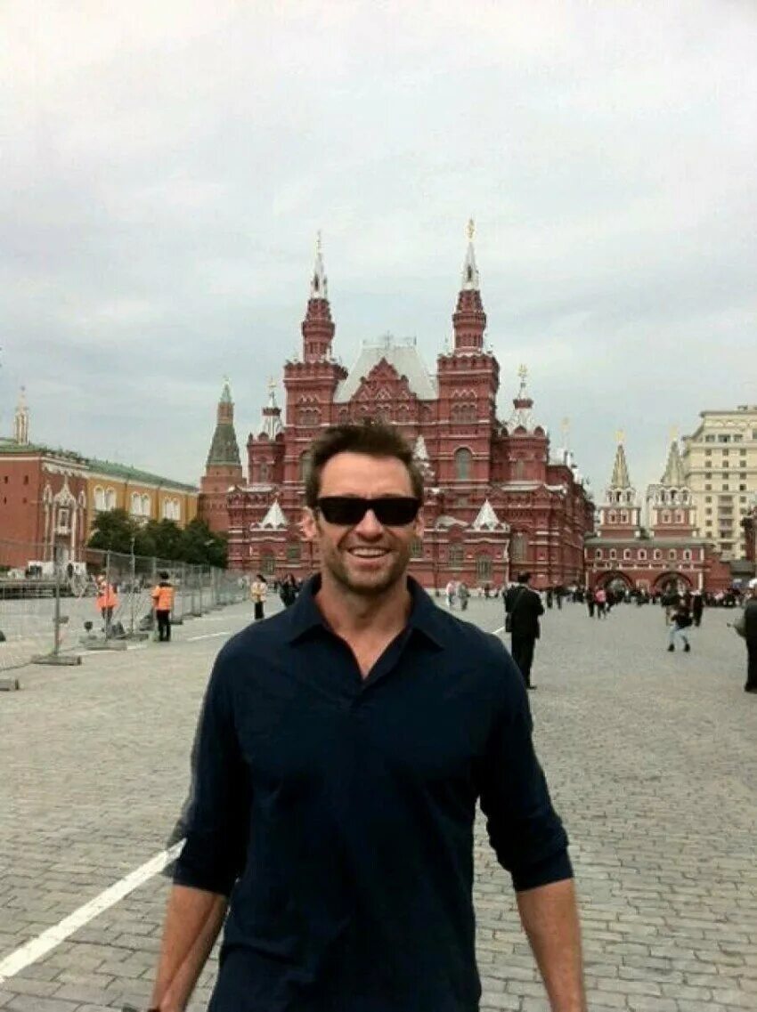 Знаменитости голливуда на красной площади в москве. Знаменитости на красной площади. Москва люди. Популярные люди в москве. Анджелина джоли в москве 2003.