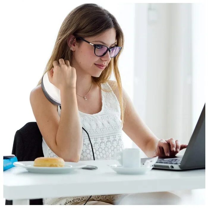 Woman using man. Человек за компьютером. Девушка с ноутбуком. Молодая девушка за компьютером. Девушка за работой за компьютером.