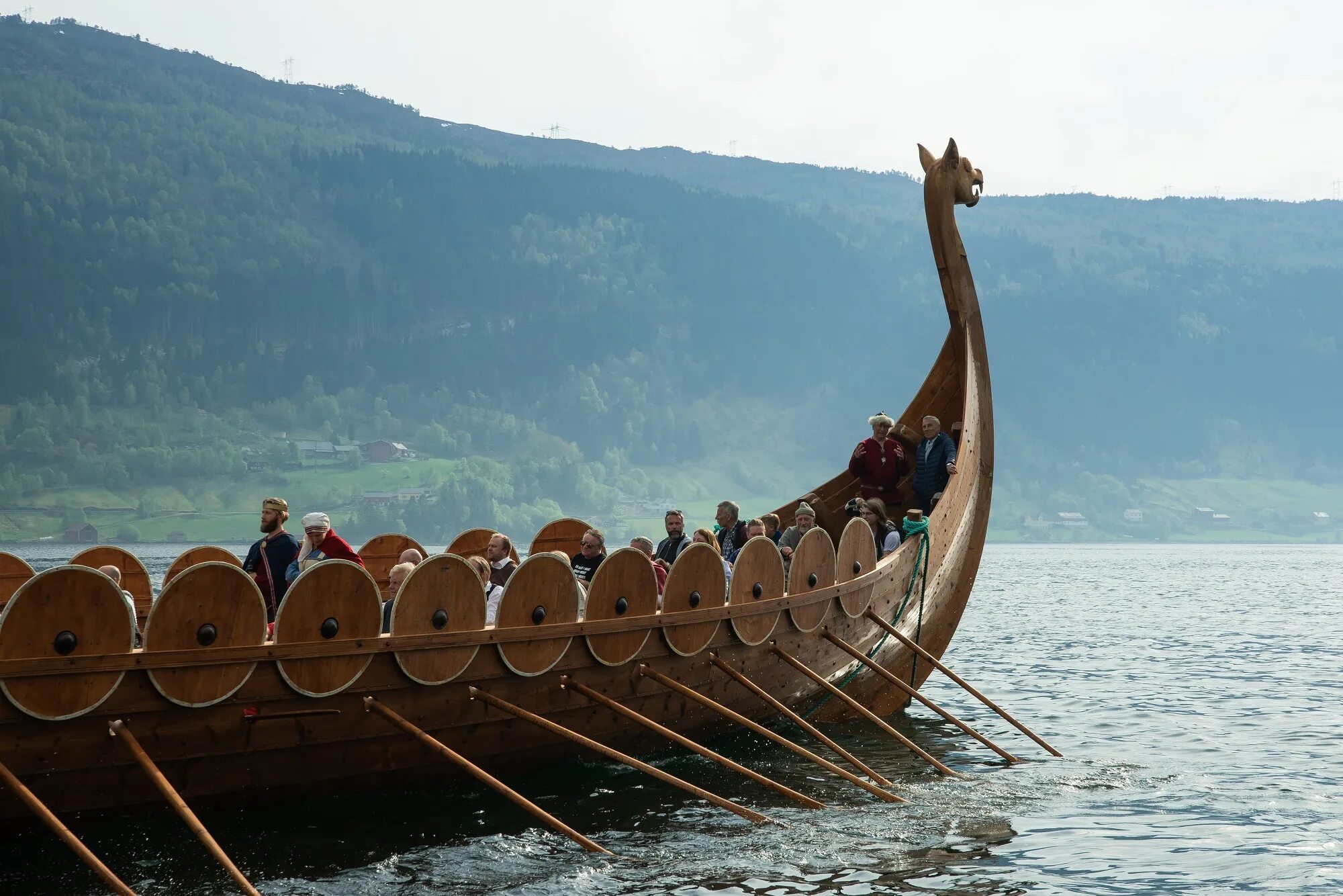С каким океаном связан поход корабля викингов. Драккар викингов. Драккары викингов Норвегия. Драккар викингов палуба. Лодка викингов дракар.