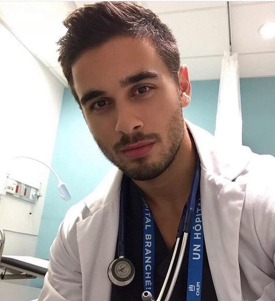 Malemediamind. Удачи доктору. Удлиненные мужские стрижки. Длинные причёски для мужчин. Радостный человек с телефоном.