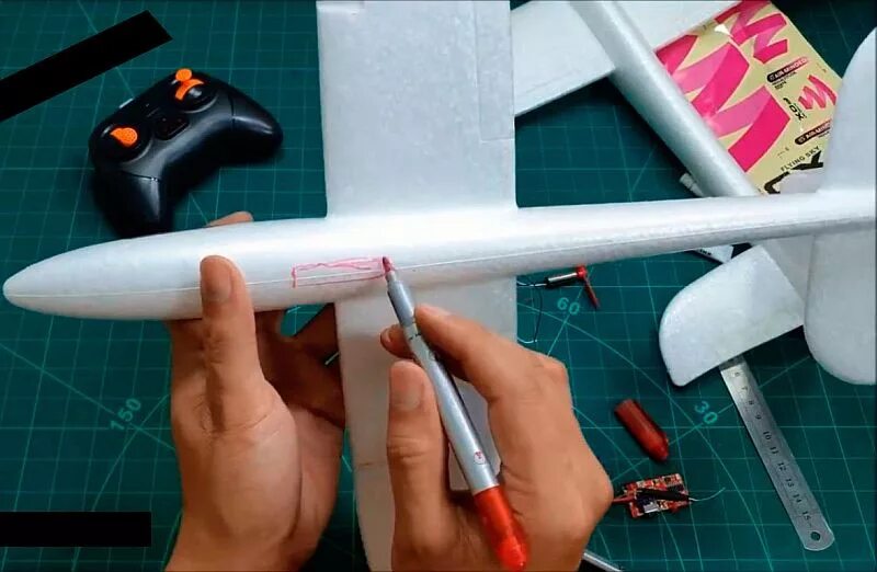 пенопластовый самолет на пульте управления. самодельные самолеты на пульте управления. паркфлаер самолеты. радиоуправляемый биплан bulldog. цессна 150 модель из потолочки.