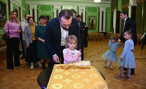 Давал три бала ежегодно