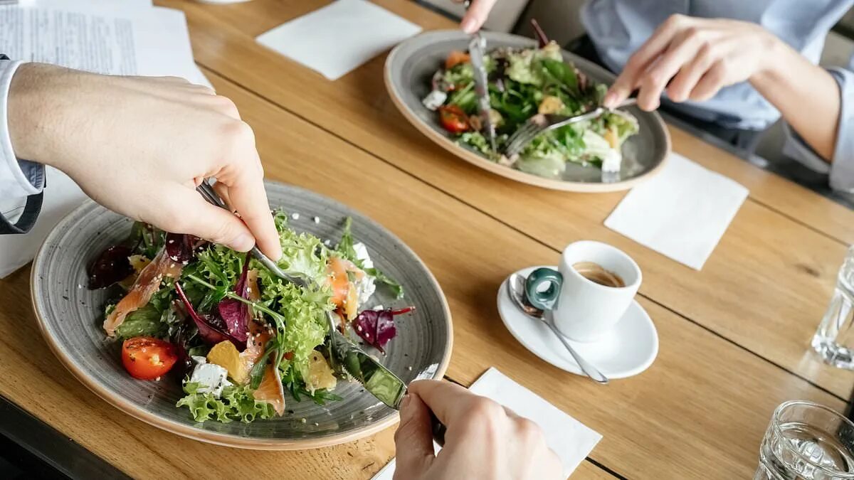 Ресторан есть что съесть. Салаты в ресторанах. Light meal Restaurant.