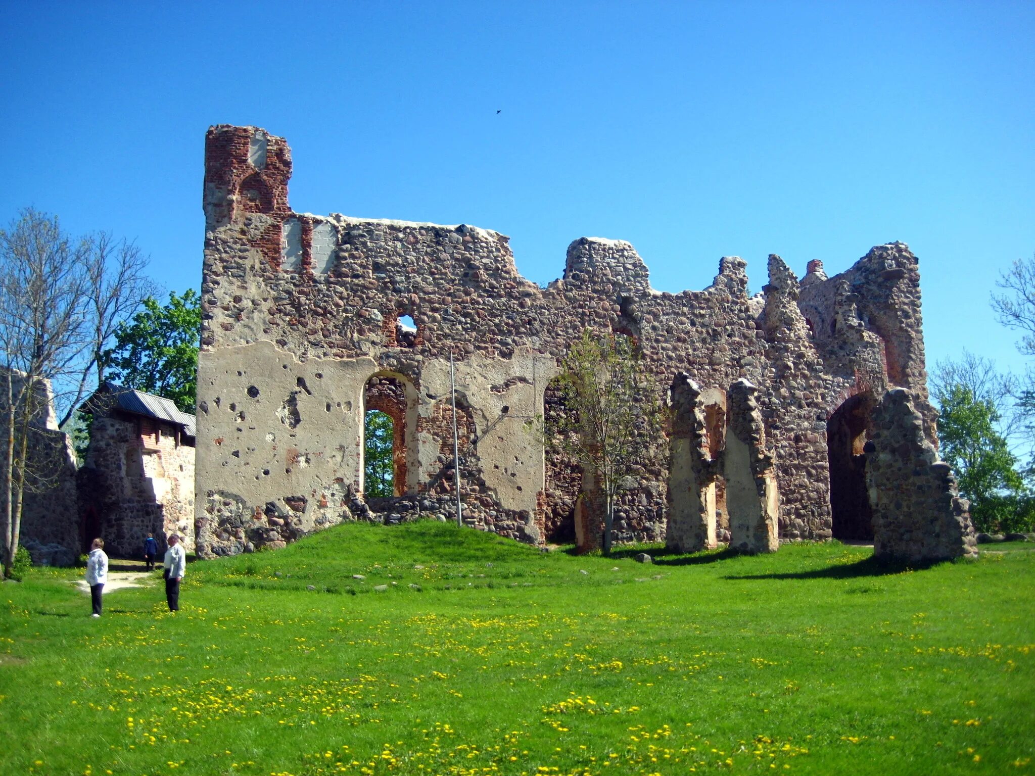 Бауский замок бауска. Замок раудондварис. Замки латвии. Замки латвии. Замки латвии.